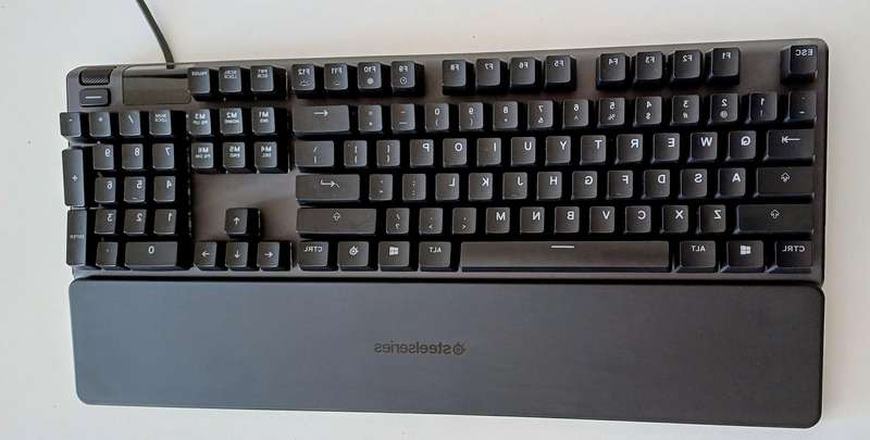 STEELSERIES APEX 5 Mechanical Gaming Keyboard.
