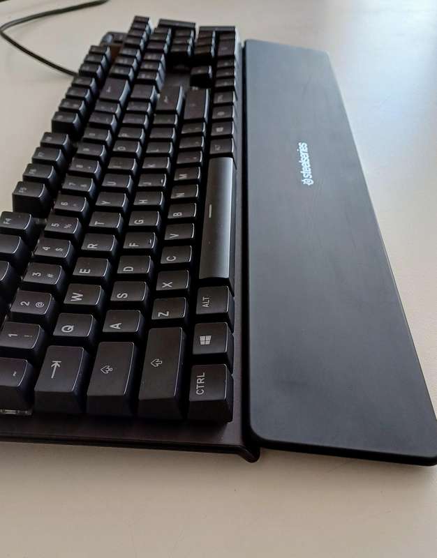 STEELSERIES APEX 5 Mechanical Gaming Keyboard.