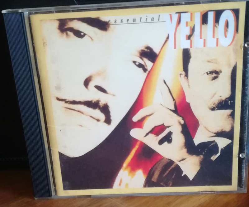 YELLOW - ESSENTIAL CD