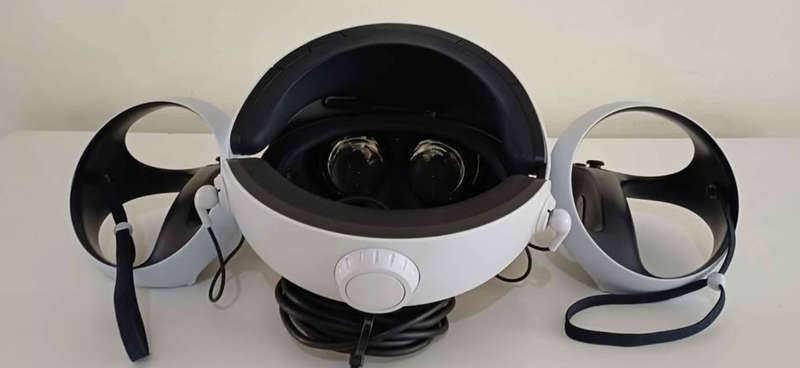 PlayStation 5 PSVR2 with Charging Dock/ Display Stand. Like New.