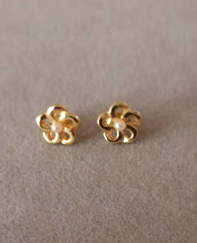Stunning Gold-Plated Pearl Earrings.