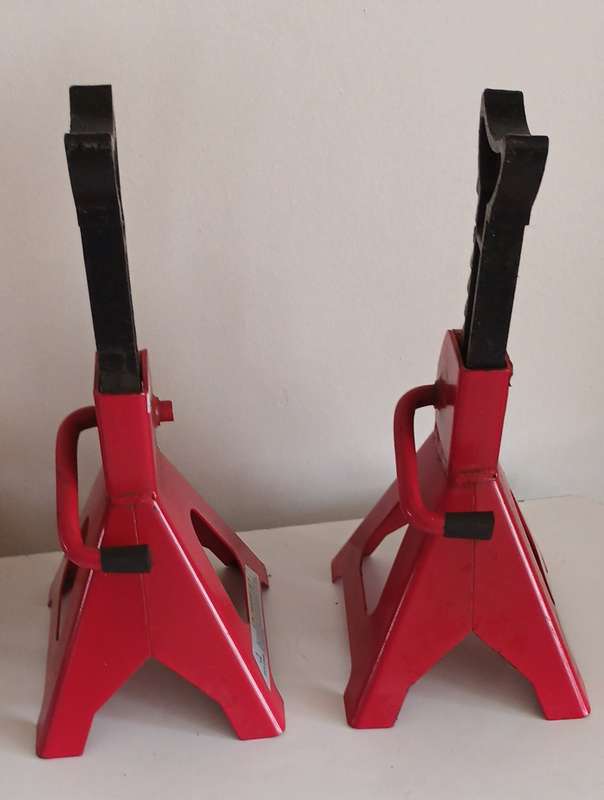 3 Ton Jack Stands x2. Like New.
