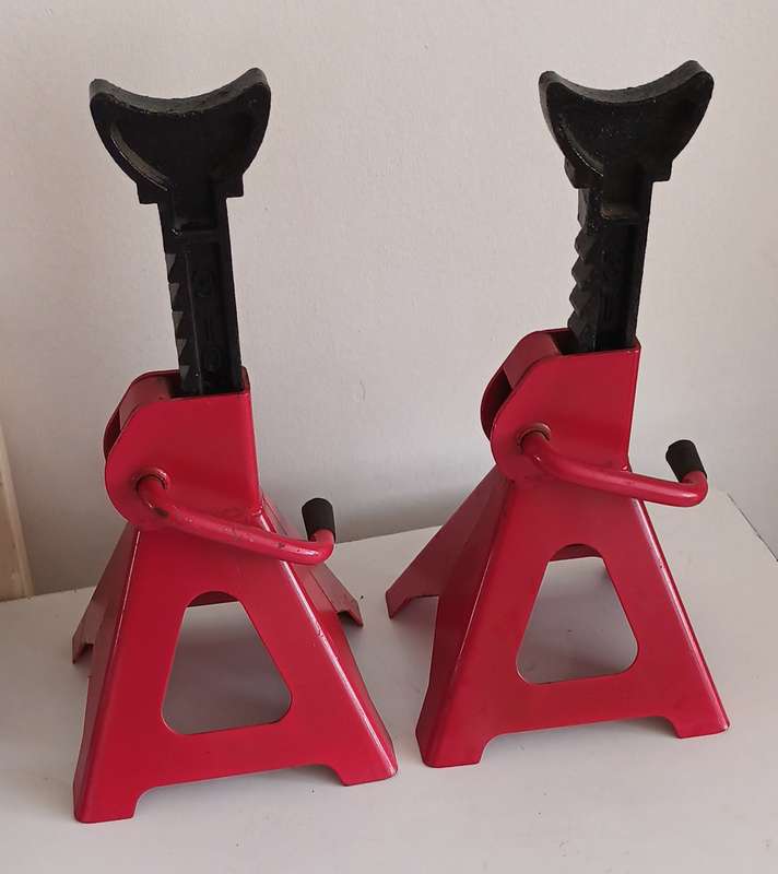 3 Ton Jack Stands x2. Like New.