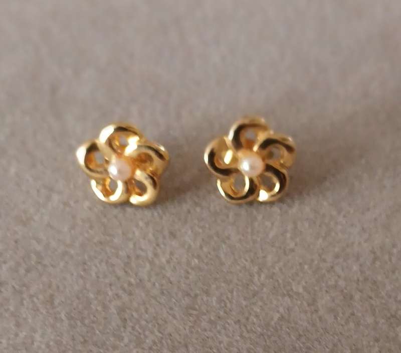 Stunning Gold-Plated Pearl Earrings.