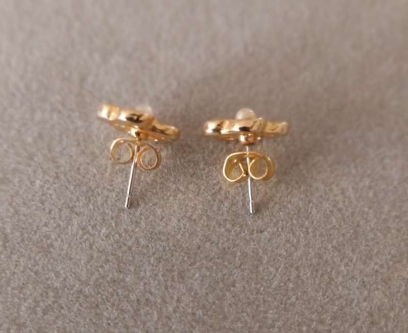 Stunning Gold-Plated Pearl Earrings.