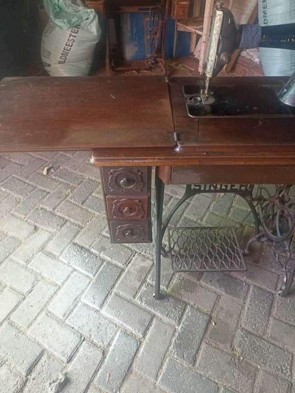 Vintage Singer sewing machine in in Cabinet