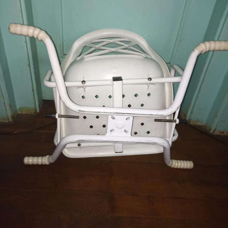 Swivel bathing chair