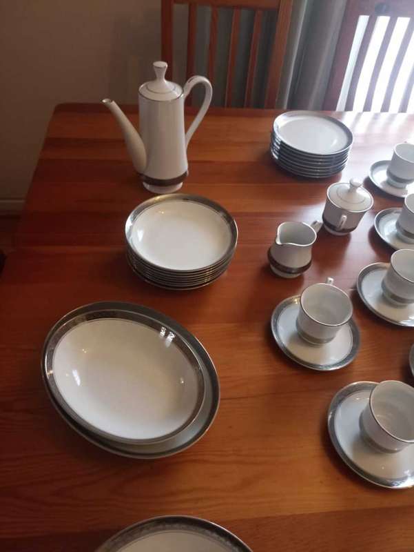 76 Piece Presidential dinner service Gary Barr