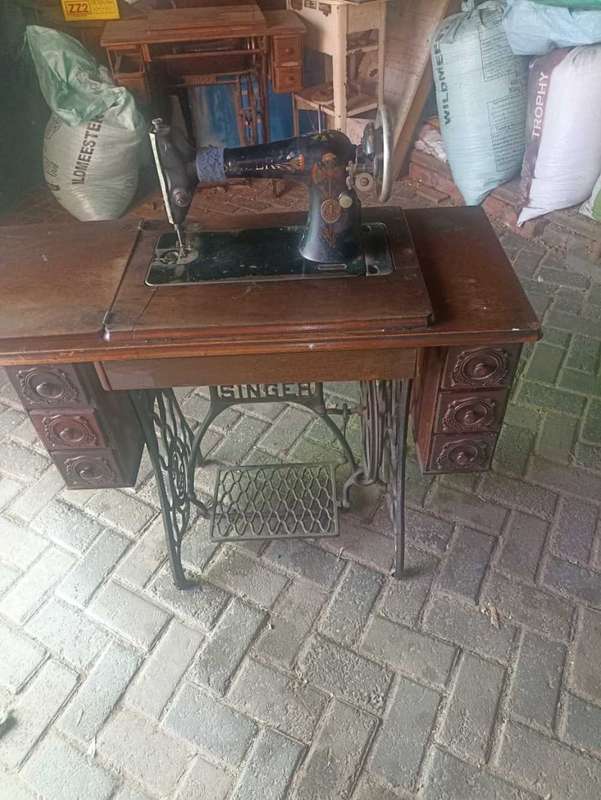 Vintage Singer sewing machine in in Cabinet