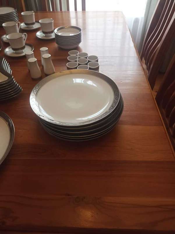 76 Piece Presidential dinner service Gary Barr