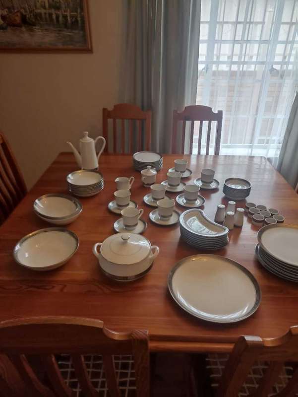 76 Piece Presidential dinner service Gary Barr