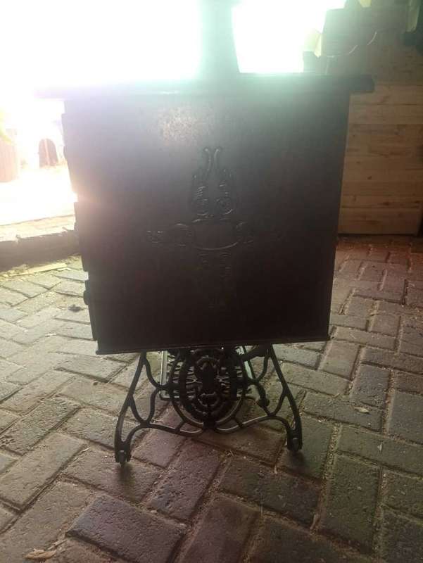 Vintage Singer sewing machine in in Cabinet