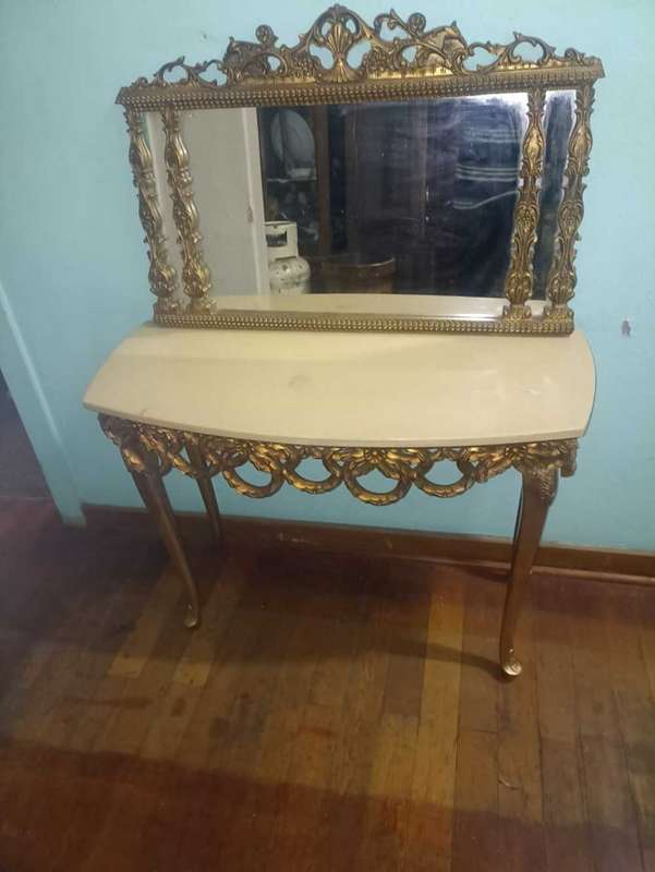 Entrance hall mirror and table