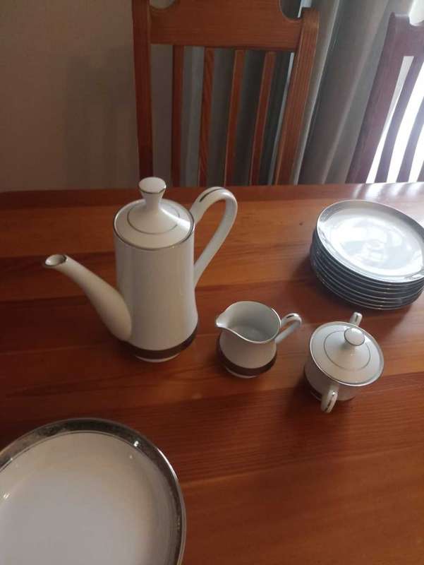 76 Piece Presidential dinner service Gary Barr
