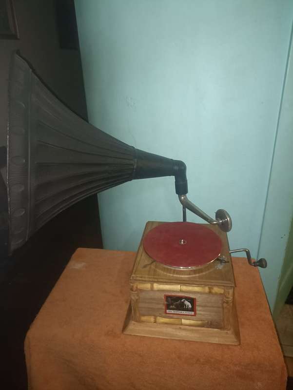 His Master`s Voice gramophone