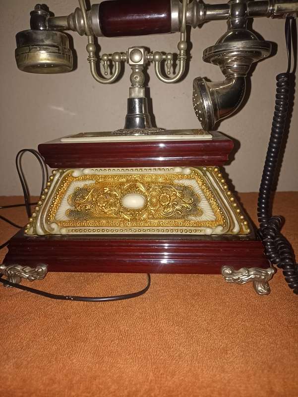 WOW VINTAGE TELEPHONE