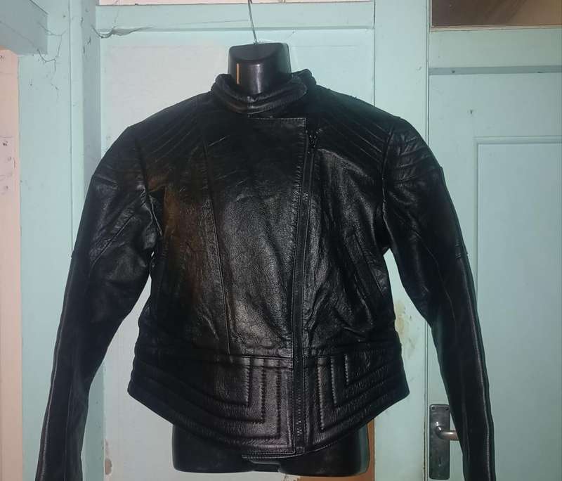 UNISEX  BIKER GENUINE LEATHER SIZE SMALL TO MEDIUM