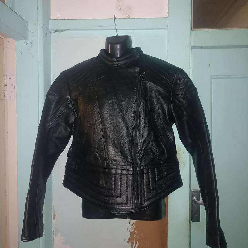 UNISEX  BIKER GENUINE LEATHER SIZE SMALL TO MEDIUM