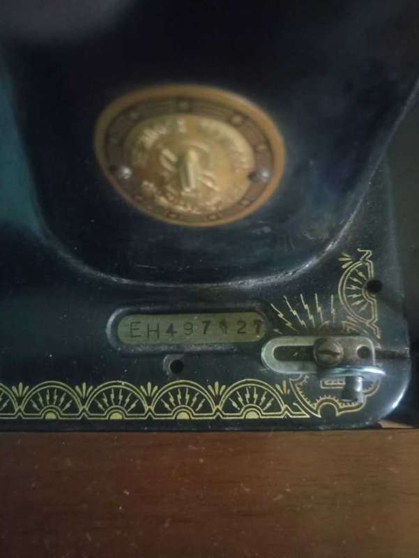 Vintage Singer sewing machine in in Cabinet