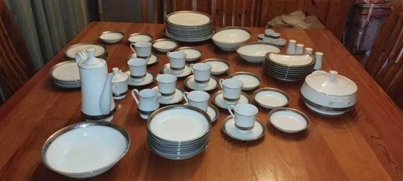 76 Piece Presidential dinner service Gary Barr