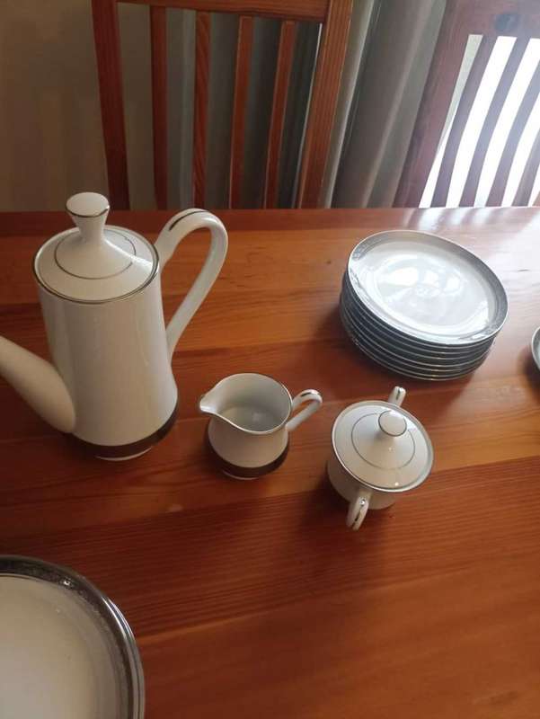 76 Piece Presidential dinner service Gary Barr