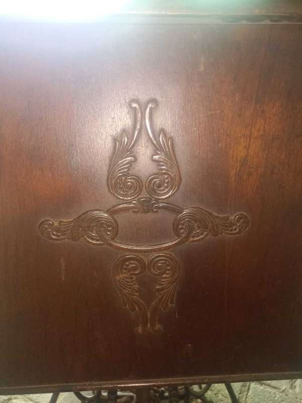 Vintage Singer sewing machine in in Cabinet