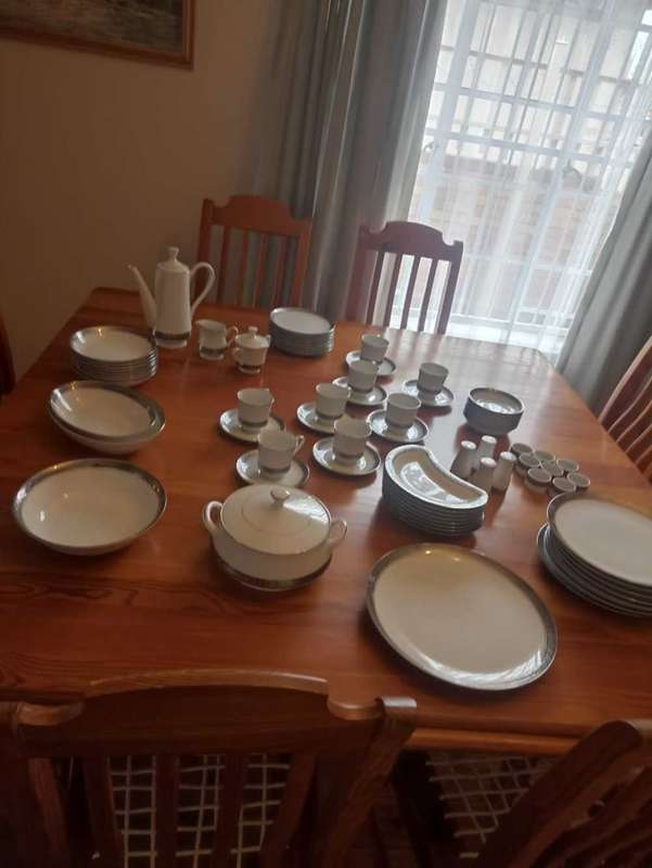 76 Piece Presidential dinner service Gary Barr