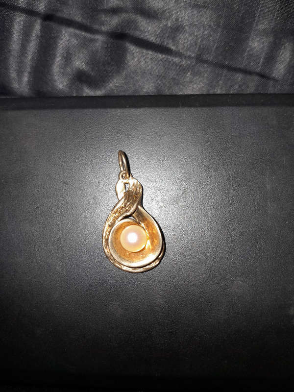 9 carat vintage pearl pendant