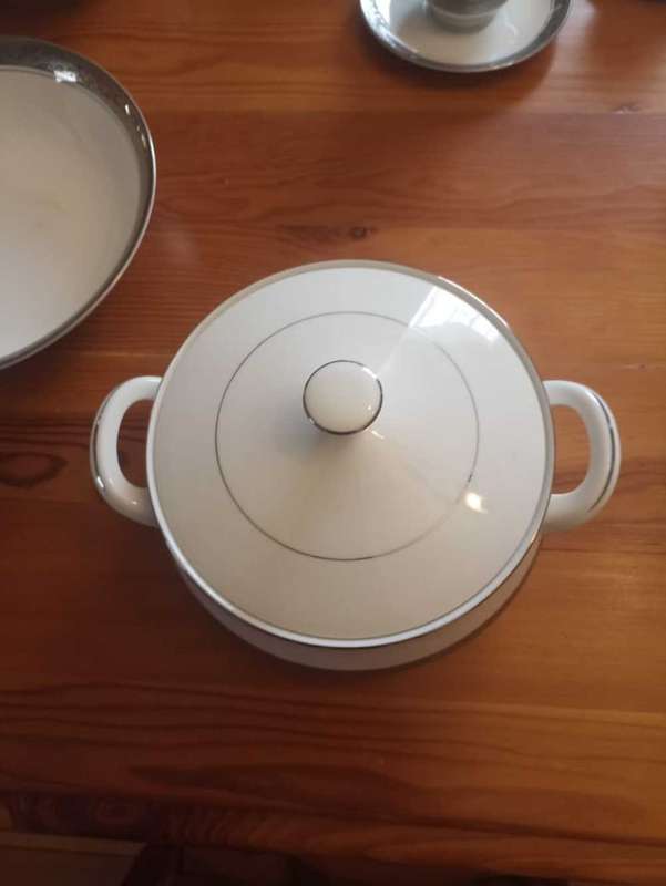 76 Piece Presidential dinner service Gary Barr