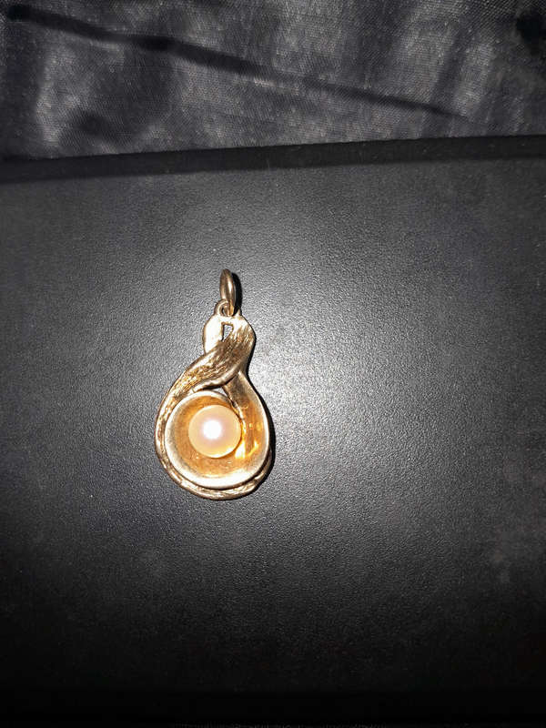 9 carat vintage pearl pendant
