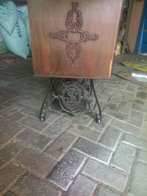 Vintage Singer sewing machine in in Cabinet