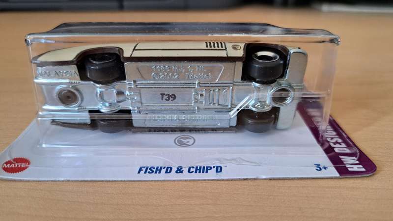 HOTWHEELS - (TREASURE HUNT) - FISH'D & CHIP'D - Metal Base