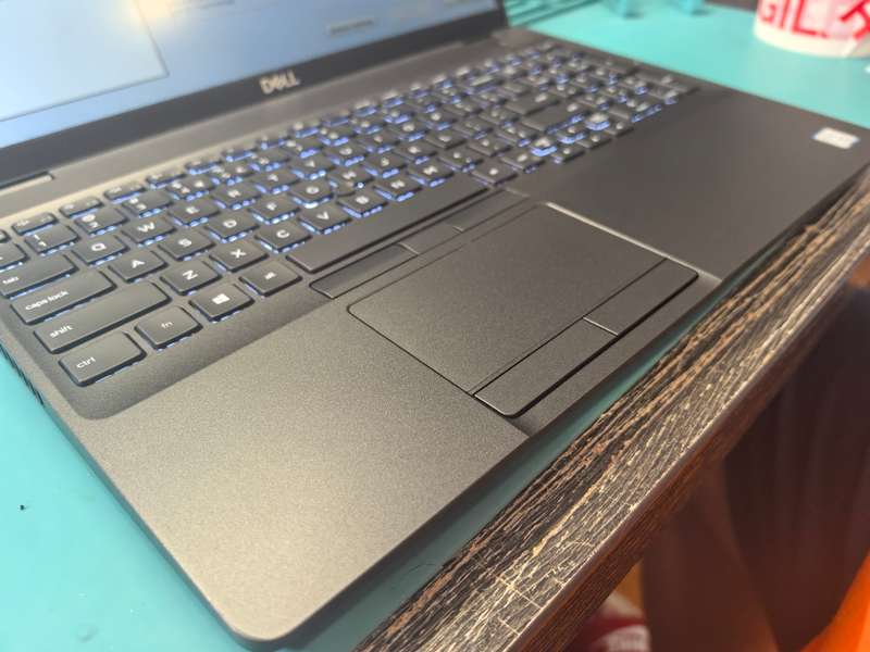 8th Gen Quad Core i7 Dell Latitude 5500 i7-8665U 16GB UHD 620 256GB SSD Full HD