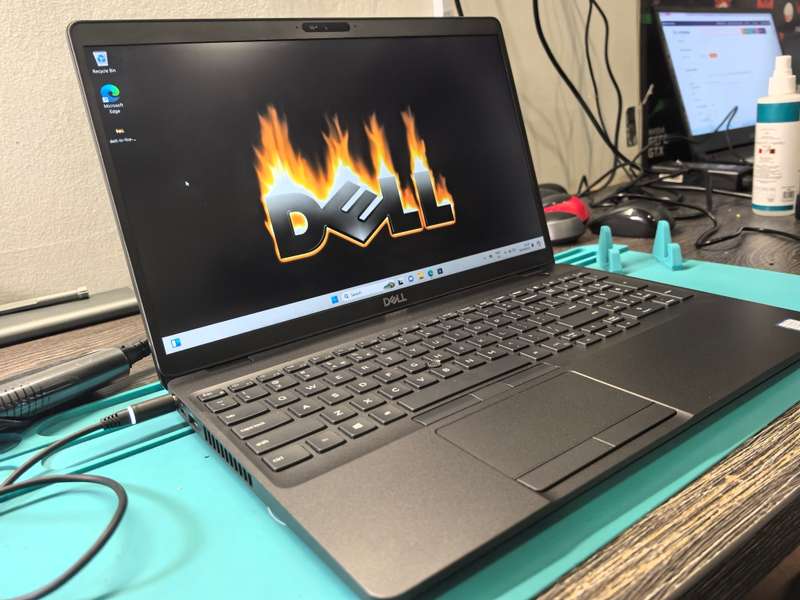 8th Gen Quad Core i7 Dell Latitude 5500 i7-8665U 16GB UHD 620 256GB SSD Full HD