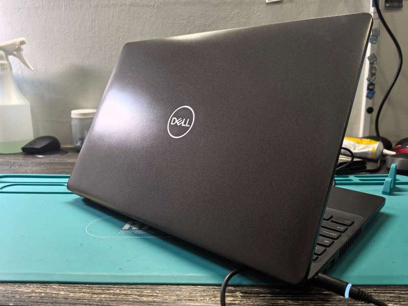 8th Gen Quad Core i7 Dell Latitude 5500 i7-8665U 16GB UHD 620 256GB SSD Full HD