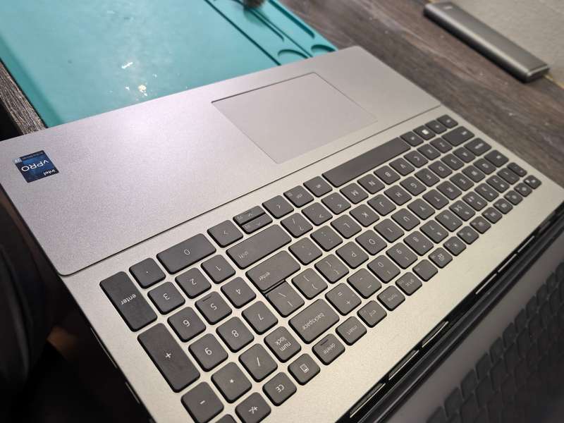 12TH GEN i7-DELL VOSTRO 5620-i7-1260P-32GB RAM-2TB SSD-FHD+*XE GRAPHICS