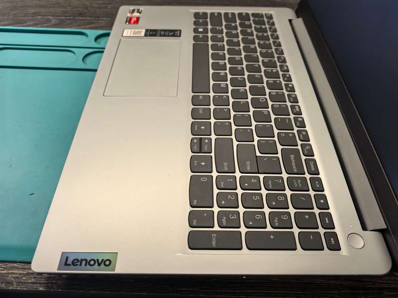 13th gen-LENOVO IDEAPAD 1-AMD RYZEN 5-7520U-16GB DDR5-512GB NVME-RADEON 610-QUAD CORE-FHD