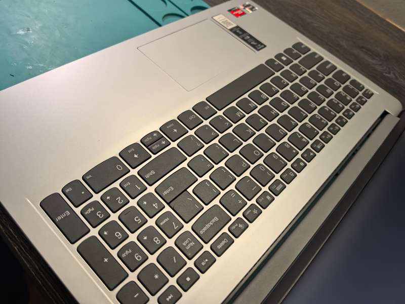 13th gen-LENOVO IDEAPAD 1-AMD RYZEN 5-7520U-16GB DDR5-512GB NVME-RADEON 610-QUAD CORE-FHD