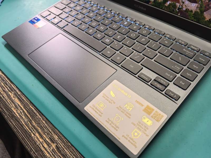ASUS ZENBOOK 13 UX325E*i7-1165G7-16GB DDR4-512GB SSD-FHD-IRIS GRAPHICS