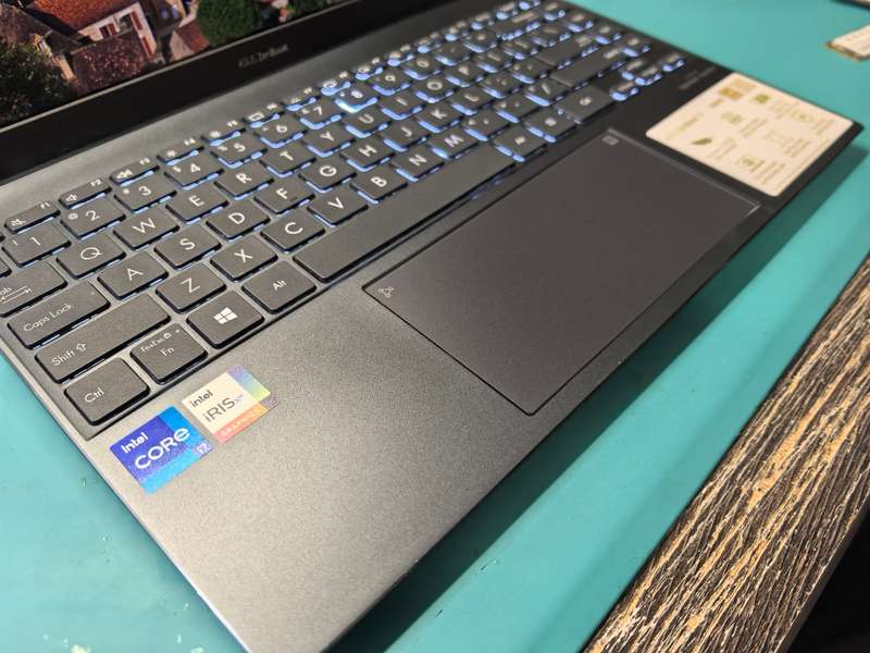 ASUS ZENBOOK 13 UX325E*i7-1165G7-16GB DDR4-512GB SSD-FHD-IRIS GRAPHICS