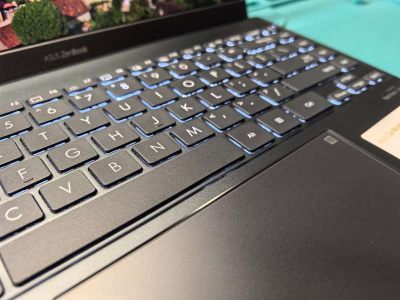 ASUS ZENBOOK 13 UX325E*i7-1165G7-16GB DDR4-512GB SSD-FHD-IRIS GRAPHICS