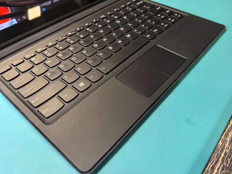 LENOVO MIIX 510-12-i5-7200U-8GB RAM-256GB SSD-FHD-4G LTE-TOUCHSCREEN-HD GRAPHICS