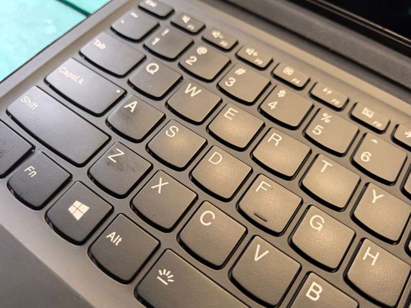 LENOVO MIIX 510-12-i5-7200U-8GB RAM-256GB SSD-FHD-4G LTE-TOUCHSCREEN-HD GRAPHICS