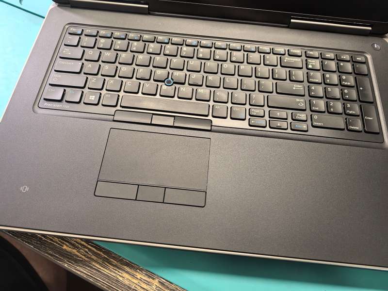 Dell Precision 7720 Carbon i7-6820HQ 32GB DDR4 1TB SSD FHD