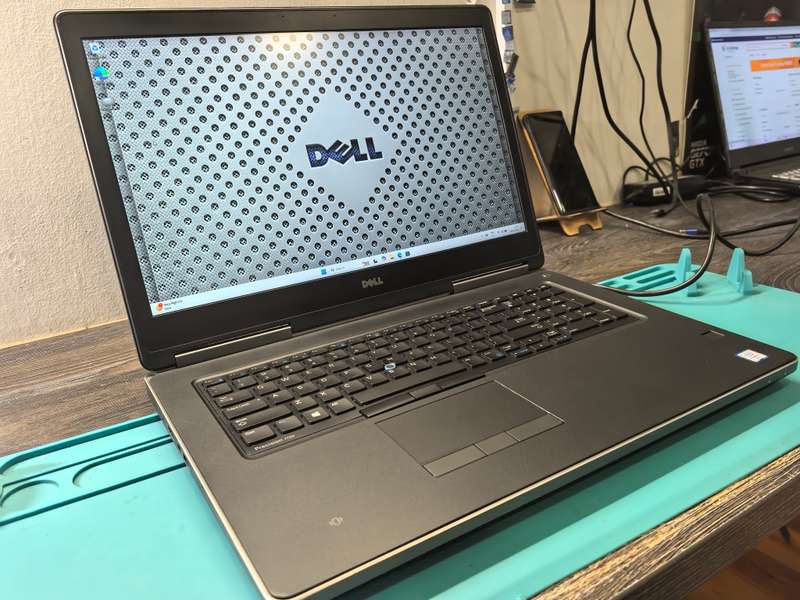 Dell Precision 7720 Carbon i7-6820HQ 32GB DDR4 1TB SSD FHD