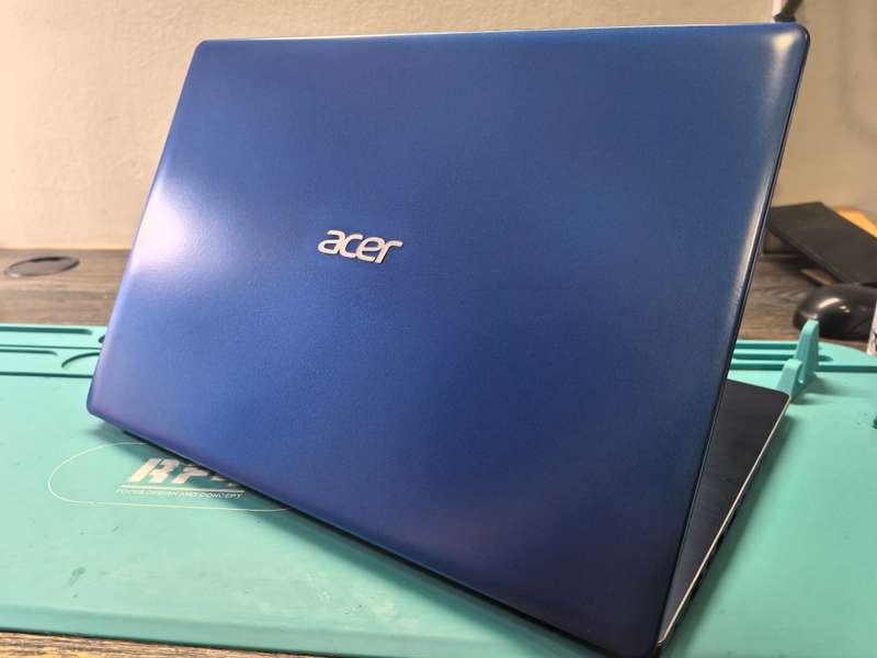 Acer Swift 3 15.6" Laptop i5-7200U 8GB RAM 256GB SSD Full HD Gorilla Glass