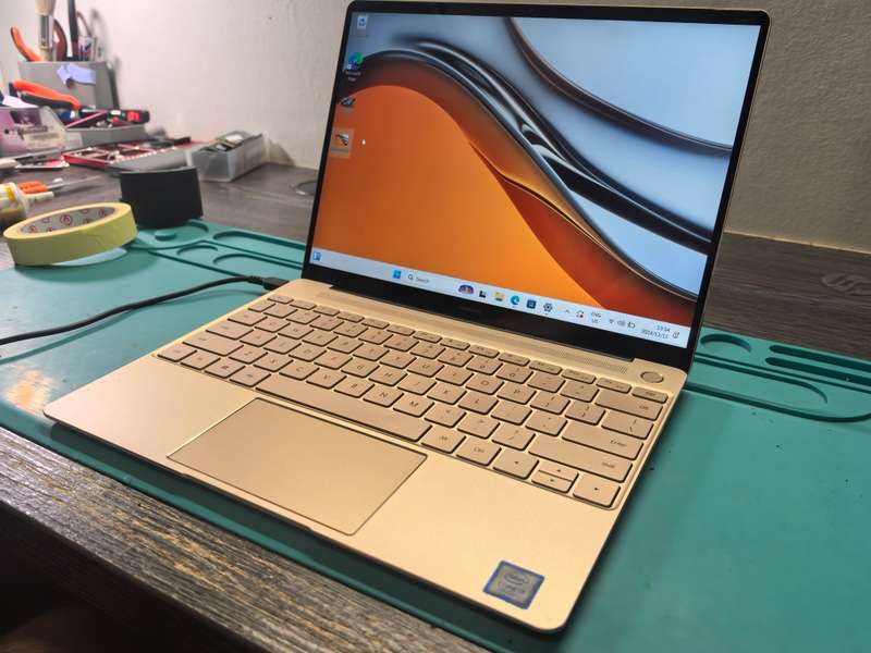 HUAWEI MATEBOOK X*i7-7500U*8GB DDR4*256GB SSD*2K DISPLAY*IPS*UHD GRAPHICS