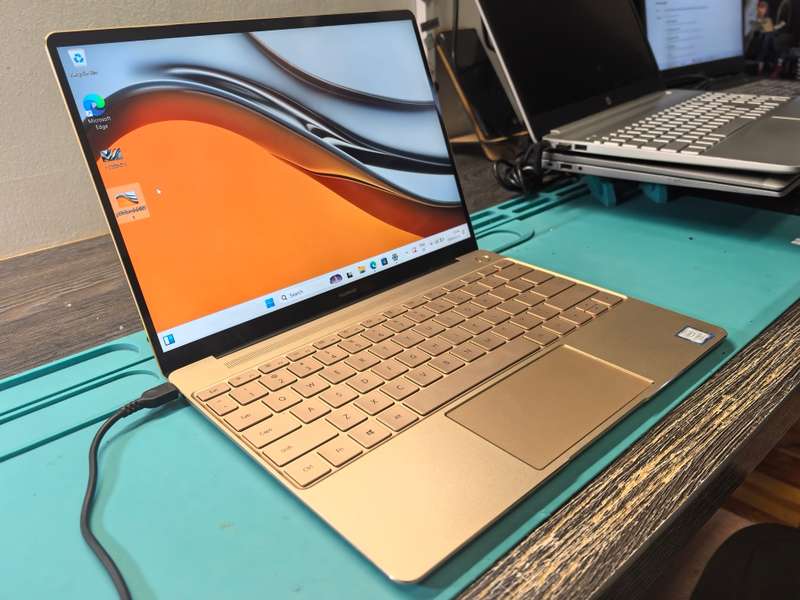 HUAWEI MATEBOOK X*i7-7500U*8GB DDR4*256GB SSD*2K DISPLAY*IPS*UHD GRAPHICS