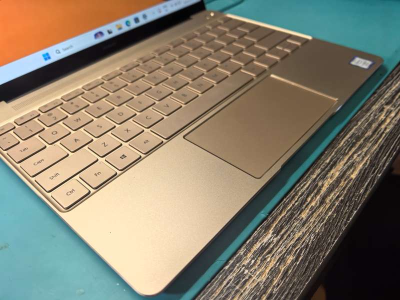 HUAWEI MATEBOOK X*i7-7500U*8GB DDR4*256GB SSD*2K DISPLAY*IPS*UHD GRAPHICS