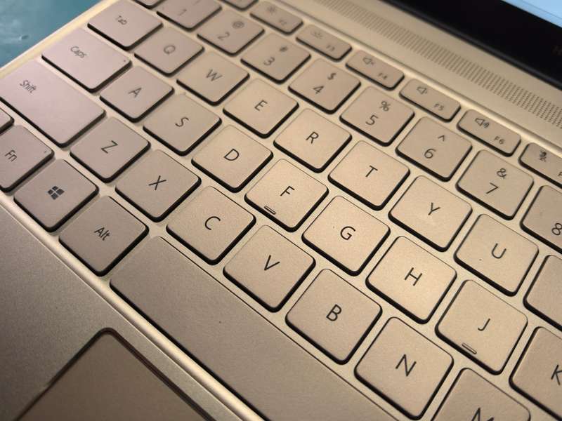 HUAWEI MATEBOOK X*i7-7500U*8GB DDR4*256GB SSD*2K DISPLAY*IPS*UHD GRAPHICS